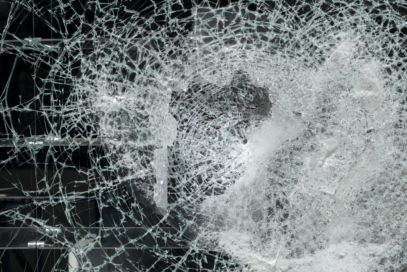 Smashed Window Window Display box galerie – Smashed window